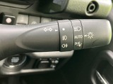 レバーには方向指示やライト関連の表示があり、印字を見ながら必要な項目を確認できます。複数の機能がひとまとまりになっており、操作内容を把握しやすい仕様です。