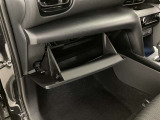 何かと便利なグローブボックス。メンテナンスノートや車検証、ちょっとしたメモと筆記用具等を入れておくとあればもしもの時にも便利ですね。