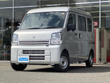 角ばったフロントと大きなランプが目を引き、親しみやすく頼もしい表情にまとまっています。明るいボディカラーが清潔感を添え、街中でも印象に残る佇まいです。