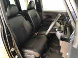運転席の座面高さを調整できるシートリフターが付いています。フロントシートはベンチシートを採用で、座面も広く使い勝手もいいですよ♪