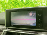 後方の様子を画面で確認でき、ガイド線も表示されます。駐車時に周囲との距離や位置を把握する目安となり、後退時の安全確認をサポートします。