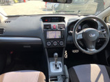 前席から見渡した室内は、運転席と助手席が並び、中央には操作部や収納スペースを配置しています。視線の先まで開けたレイアウトで、前方を確認しやすい運転席まわりです。