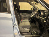 【フロントシート】ベンチシートで車内広々・移動ラクラク☆