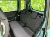 後席はゆったり座れるベンチタイプで、左右にヘッドレストを備えています。窓が大きく、車内から外の景色を楽しみやすい空間。ご家族やご友人との移動にも活躍します。