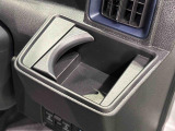 運転席側掘り込み式カップホルダー