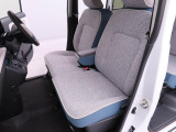厚みがあって、座り心地のいいソファのようなシート。運転席も助手席もリラックスしてゆったりと座れます。