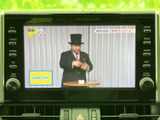 画面でテレビ番組を楽しめるナビゲーションシステムを装備。停車中の休憩時間などに映像を視聴でき、周辺には音量やメニューを選ぶボタンも配置されています。