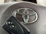 【スマートキー】カバンやポケットに入れたままでもドアの施錠・解錠が可能なスマートキーを装備。エンジンのオン・オフ時もカギを取り出す必要が無いからとっても便利です♪