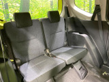 床下収納式のサードシートです。座席部分をコンパクトに収納でき、広大な荷室スペースとしてお使いいただけます!乗車人数や荷物の量など利用シーンに合わせて3列目を有効活用でき、とっても便利♪