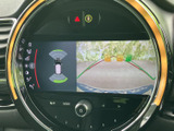 後方の映像に加え、車両周囲の状況を示す表示も確認できます。駐車時に画面を見ながら距離感をつかみやすく、狭い場所での切り返しや駐車をサポートします。