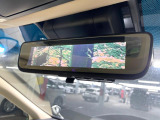 【デジタルインナーミラー】後席の大きな荷物や同乗者で後方が確認しづらい時でも安心!カメラが撮影した車両後方の映像をルームミラー内に表示。クリアな視界で状況の確認が可能です!