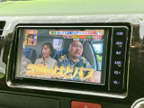 テレビ番組が画面いっぱいに表示され、映像と字幕を確認しやすい仕様です。停車中の休憩時間などにテレビを視聴でき、車内で過ごす時間の楽しみを広げてくれる装備です。