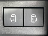 【両側パワースライドドア】スマートキーや運転席のスイッチで後席両側スライドドアの開閉が可能♪電動だから力を入れてドアを開ける必要が無く、小さなお子様でも簡単に開け閉めでき快適です♪