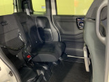 後席をはね上げれば、「もうひとつの荷室」が生まれます。