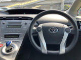 ステアリングには手元で操作できるスイッチを備え、運転中も視線を大きく移さずに扱いやすい配置です。握りやすい形状と落ち着いた色合いで、日々の運転をサポートします。