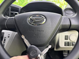 握りやすい形状で、運転姿勢に合わせて自然に手を添えられます。中央にはエアバッグの表示もあり、毎日の移動で扱いやすさを感じていただける装備です。