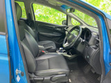 運転席と助手席それぞれのシートに加え、前方を見渡しやすい開放的な視界も魅力です。落ち着いた色合いでまとめられた室内は、乗り込む方を選ばず日々の移動を心地よく支えます。