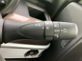 操作しやすいウインカーレバーで、安全な車線変更をサポート。オートリターン機能も搭載し、快適な運転をサポートします。