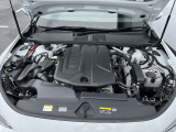 FSIは「Fuel Stratified Injection」の略で、直噴システムを指します。従来のポート噴射に比べて燃料を直接シリンダー内に噴射することで、燃焼効率が向上します。これにより、燃費の改善、排出ガスの削減が可能。