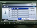FMラジオの周波数や登録局が一覧で表示され、聴きたい局を選びやすい画面です。交通情報や放送局リストにもアクセスでき、普段のお出かけでも使いやすいオーディオです。
