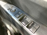 【電動格納ミラー】サイドミラーは電動格納式となっており、狭い駐車場でもキズがつくリスクを抑えられます。