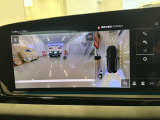 ●360度カメラ『車両の4つのカメラから得た映像を合成し、上空から眺めているような映像をモニターに映し出します。車両周辺の歩行者や障害物などの発見に役立ちます。』
