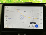 地図が見やすく表示され、現在地や周辺の道路を確認しながら目的地を探せます。画面上から検索や登録などの操作にも進めるため、行き先の設定をスムーズに行いたい方に便利です。