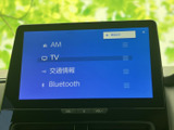 AMやテレビ、交通情報、Bluetoothなどの選択項目が並び、使いたい音源や情報へ移りやすい画面です。日常の移動に合わせて、必要なメニューを見つけやすく便利です。