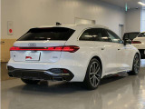 Audiのリヤディフューザーは、車両の後方での空気の流れを整え、乱流を減少させることで、走行安定性を向上させます。またスポーティで洗練された外観を提供し、全体のスタイルに一体感を持たせます。