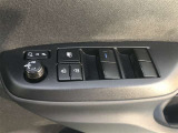 電動格納式ドアミラー付き。 狭い駐車場へ停めた時に、ボタン1つで左右のミラーをたたむ事ができます。