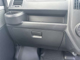 何かと便利なグローブボックス。メンテナンスノートや車検証、ちょっとしたメモと筆記用具等を入れておくとあればもしもの時にも便利ですね。