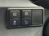 EVドライブモードで、エンジン音や排気ガスを気にすることなく走れます。早朝・深夜や屋内の駐車場などで重宝しますよ♪