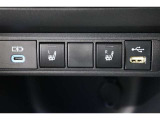 運転席と助手席には寒い日の肩や腰、冷えやすい下肢を温めてくれるシートヒーターが付いております!