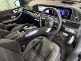 メルセデスのシートは、少し硬めに出来ておりますので、長時間の運転でも疲れにくく、安全にドライビングをお楽しみ頂けます