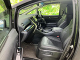 運転席まわりは前方へ視線を向けやすく、助手席側にも広がりを感じる空間です。シートに腰掛けた際の見通しもよく、乗り降りから日常の移動まで快適にお使いいただけます。