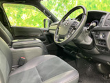 前席はゆったりとした座面で、運転席と助手席の間にはアームレストも備わります。窓から外の様子を確認しやすく、足元にも余裕が感じられる、落ち着いて過ごせる空間です。
