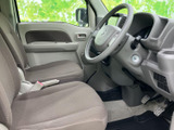 座面と背もたれにゆとりを感じる前席まわりで、運転席と助手席それぞれに視線を向けやすい配置です。落ち着いた色合いの室内は、日々の移動にもなじみやすい雰囲気です。