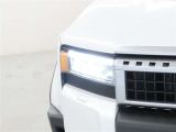 精悍な目つきのLEDヘッドランプを装備しております