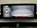 パノラミックビューモニターを装備。駐車場や交差点でクルマを真上から見るように周囲を確認できます。機能の詳細は販売店スタッフまでおたずねください。
