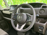 手になじみやすい円形のステアリングに、左右のスイッチ類を備えています。運転姿勢のまま各種操作を行いやすく、メーターや前方を確認しながら扱えるため、日々の運転を便利にサポートします。