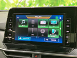 iPodやFM、テレビ、Bluetooth Audioなど、複数の音楽・メディア項目が表示されています。使いたいソースを画面から選べるため、日常の移動時間をより便利に彩ります。