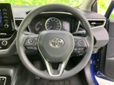 左右のスポークに複数のスイッチを備え、手元で車両機能を扱いやすい構成です。視線を大きく移さずに使えるため、運転中の利便性を高めてくれます。
