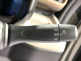 【オートライト】周りの明るさに応じて自動でヘッドライトの点灯・消灯ができる機能です!ライトの付け忘れ・消し忘れなどが無くなり、雨の日や夕方の走行も安心!トンネル通過時も便利ですね♪