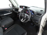 シンプルで使いやすいデザインの運転席です。
