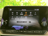 AM・FMのほか、USBやBluetooth、HDMIなどの選択肢が画面に並びます。使いたい音源を一覧から確認でき、普段の音楽再生や機器接続に活用しやすい装備です。