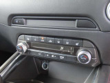 【フルオートエアコン】運転席と助手席の温度調整がそれぞれ出来るフルオートエアコン装備です。これなら暑がりなご主人、寒がりな奥様が同乗されても問題ないですね。