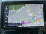 地図上に道路や周辺施設、現在地が表示され、目的地までのルート確認に便利です。画面内の表示が見やすく、初めて訪れる場所へのお出かけでも道順を把握しやすいナビ画面です。