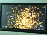 停車中に楽しめるTV機能。長距離移動の休憩時などに、ニュースや番組をチェックできます。車内でのエンターテイメントを充実させてください。