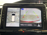 【全方位モニター】まるでクルマを真上から見下ろしたかのような視点で駐車をサポートします!クルマの斜め後ろや真横など、前後左右の4つのカメラの映像が合成されて、モニターに映し出されます。