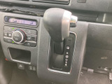 握りやすい円形のステアリングに各種スイッチを配置し、手元で必要な操作を行えます。メーターや前方を見ながら扱いやすく、日々の運転をサポートする装備です。